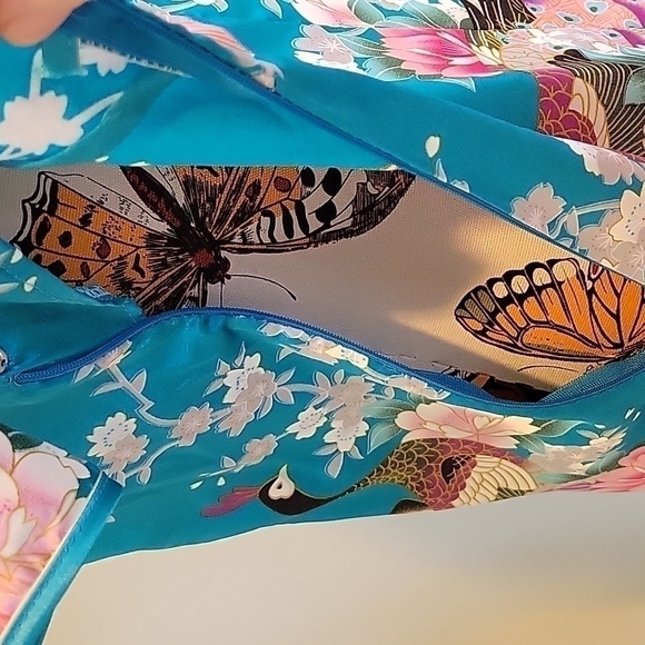 Kimono type negligee with peacocks.  Zippers up the side with snaps and buttons. - Picture 8 of 9